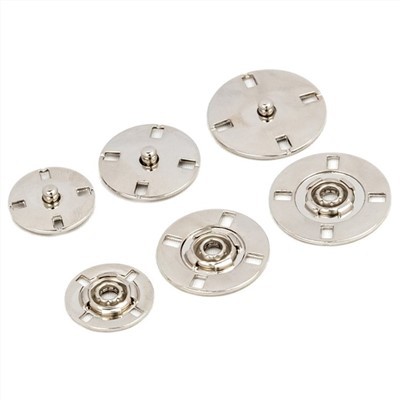 Couture de boutons-pression