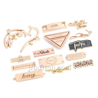 Logo en métal sur les vêtements