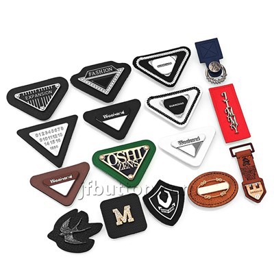 Petit patch en cuir avec étiquette en métal