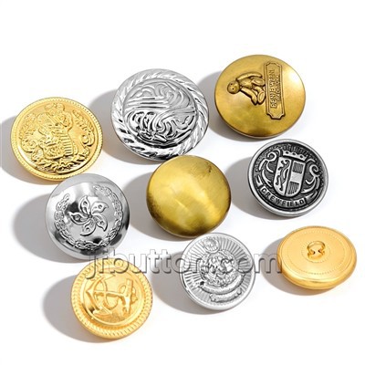 Boutons métalliques pour blazer blanc